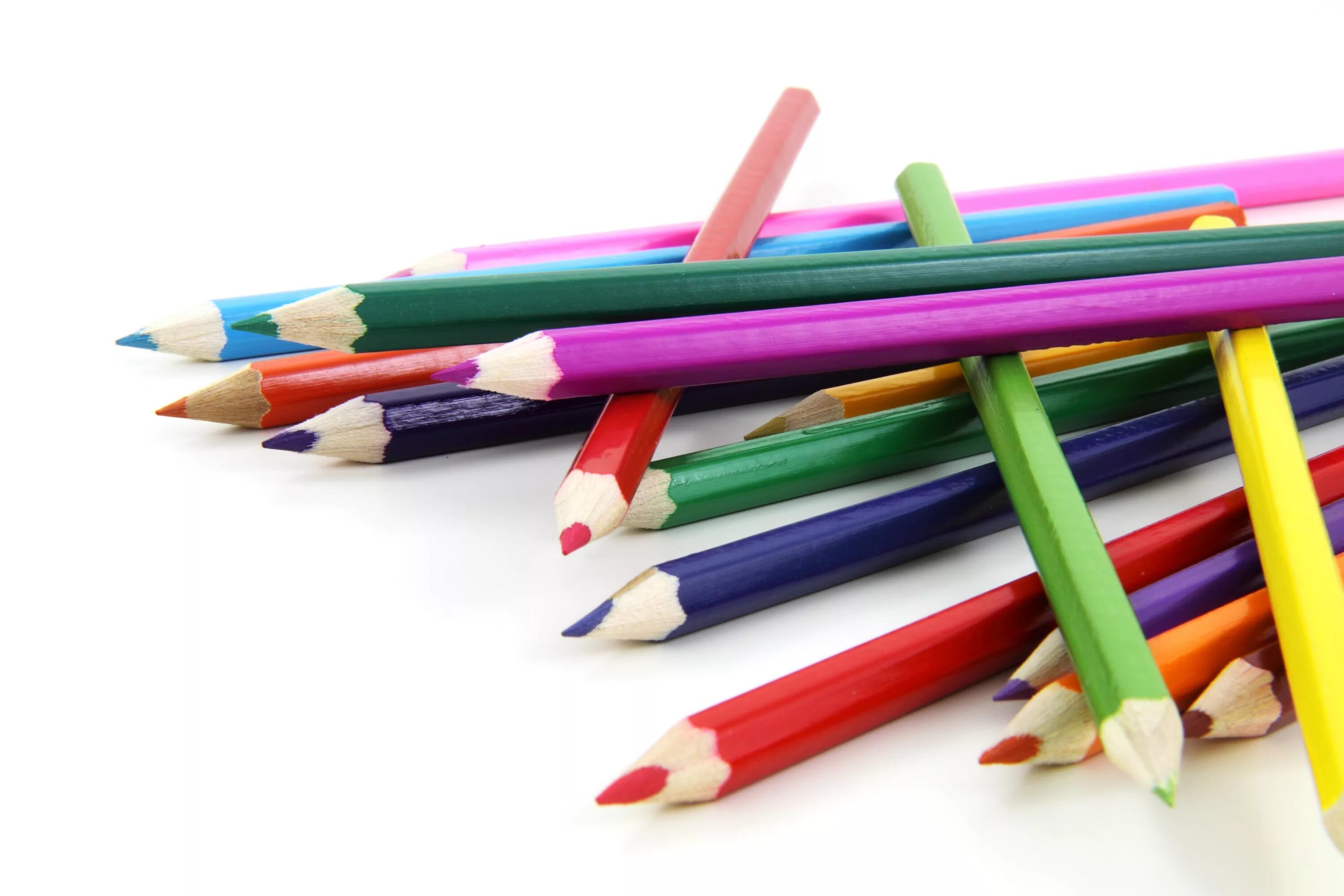 Карандаши цветные. Цветные карандаши на белом фоне. Цветные карандаши разбросаны. Ручки и карандаши.