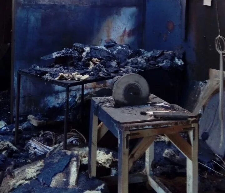 Сгорел цех. Сгоревшая мебель. Мебельный цех после пожара. Офисные стулья на фоне сгоревшего цеха. Сгоревший завод внутри.