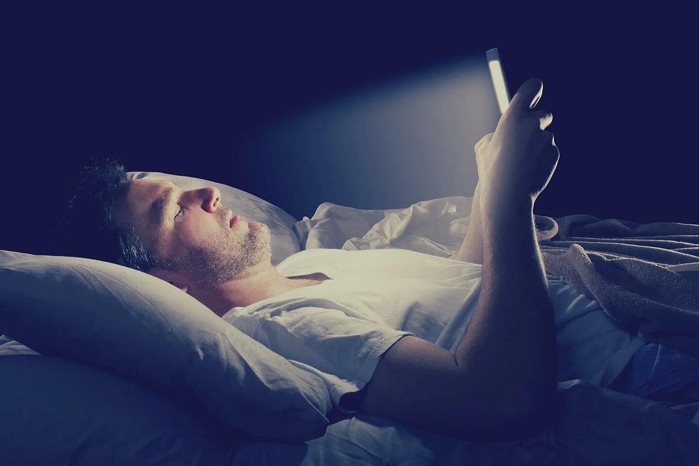 Ночью сижу на кровати. Спящий человек. Человек лежит на кровати с телефоном. Лежит на кровати. Парень лежит на кровати.