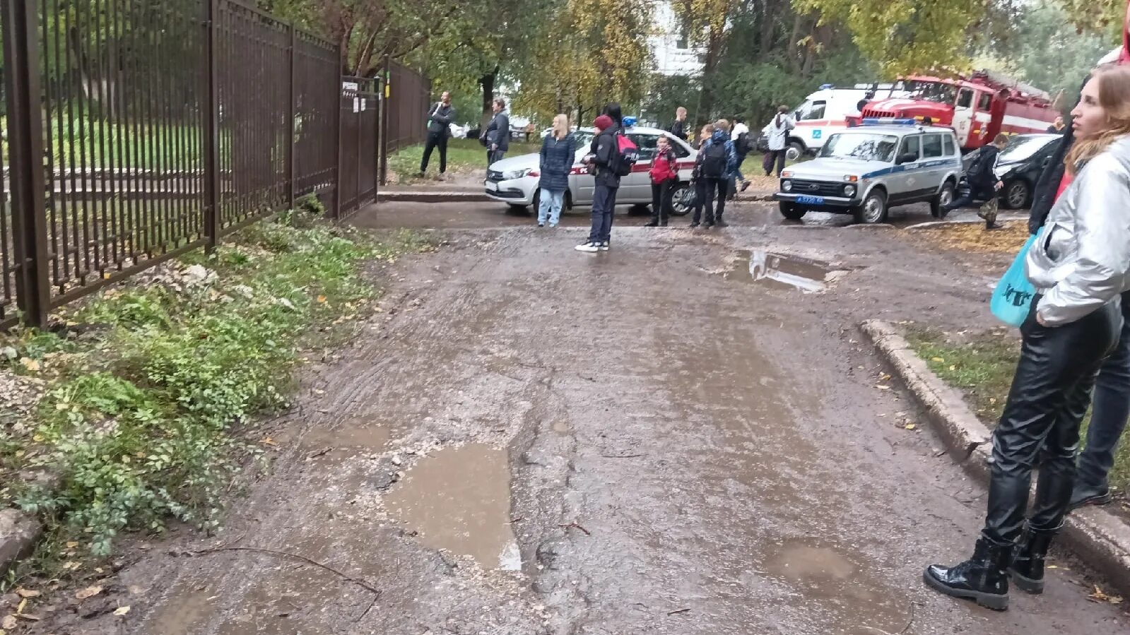 Оцепление места происшествия. Происшествия в школах Самары. Самара новости школы 48. Место происшествия оцеплено.