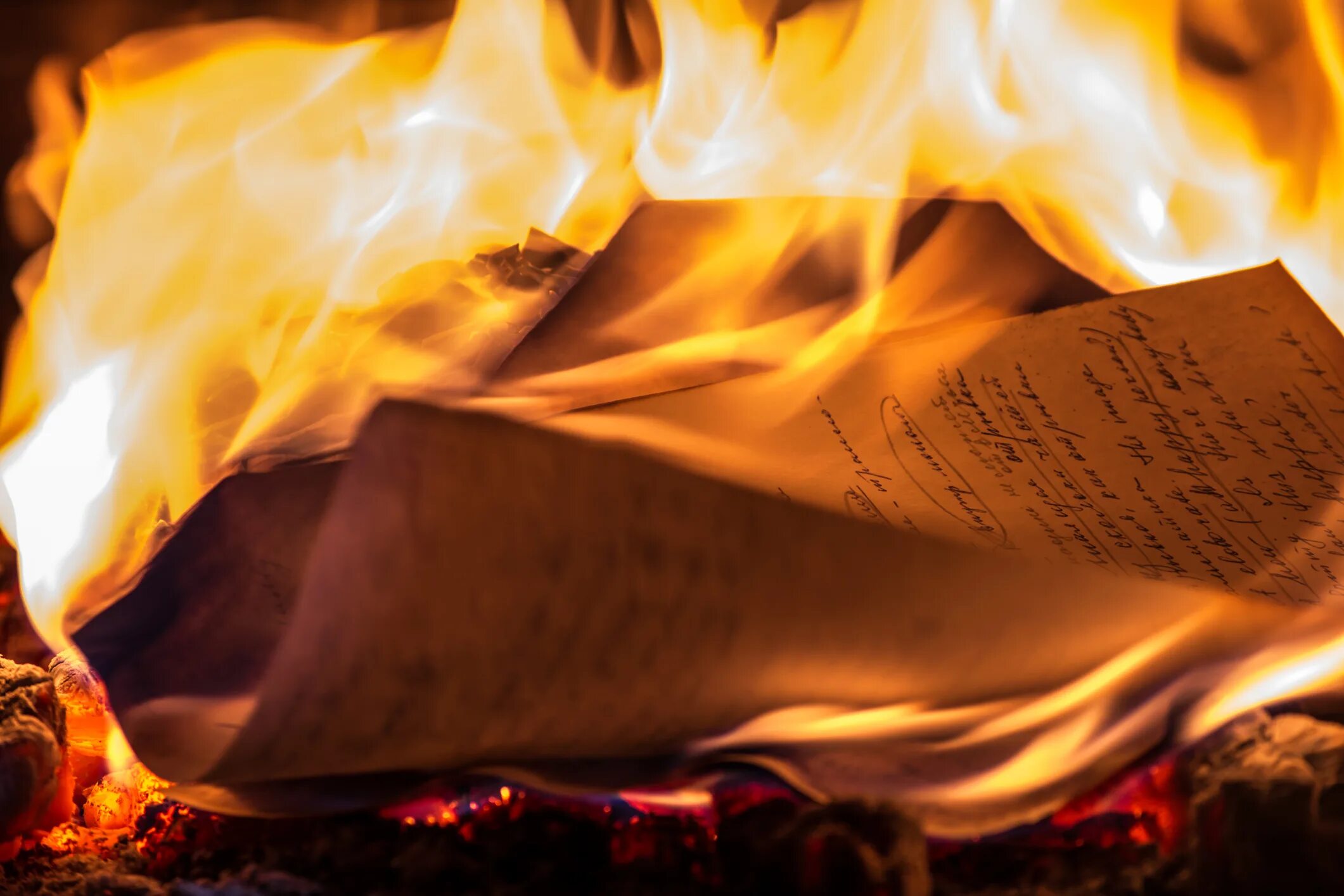 Рукописи не горят чья. Рукописи в огне. Горящая бумага. Сгоревшая рукопись. Сожженная бумага.