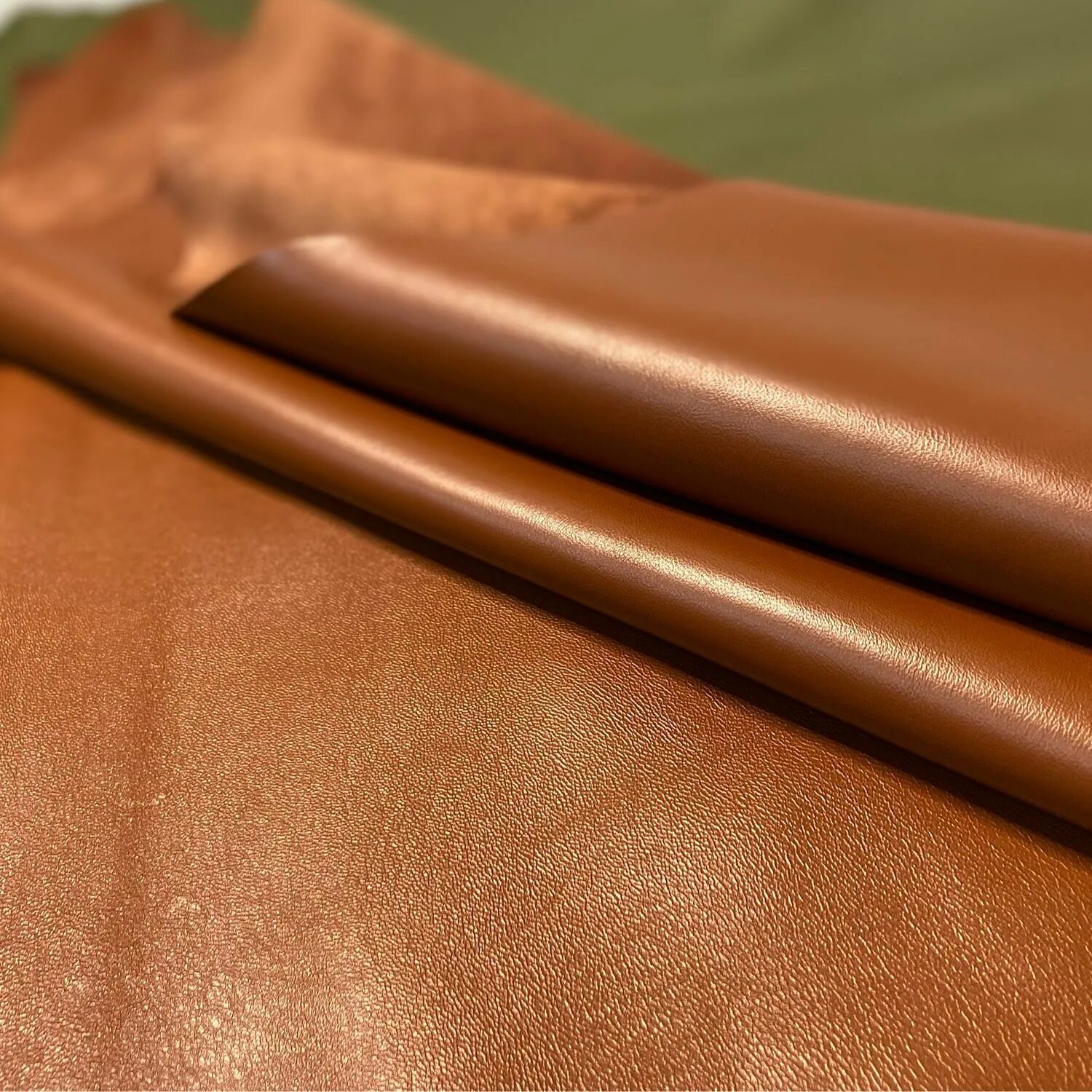 Ткань тортуга мебельная. Full grain leather wallet gif. Indien leather 1. Глянцевая кожа. Полистирол sibu.