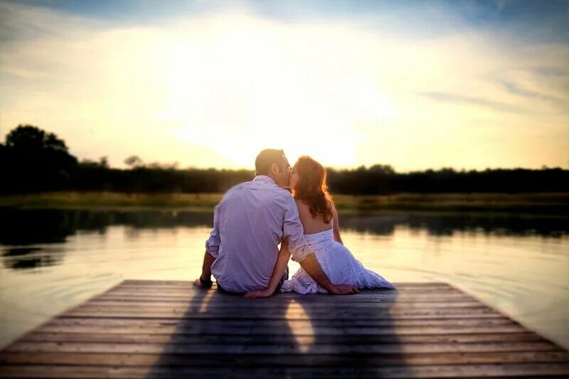 Пристань мужи. Пара на берегу озера. Влюбленные на мостике. Влюбленные на речке. Влюбленные у озера.