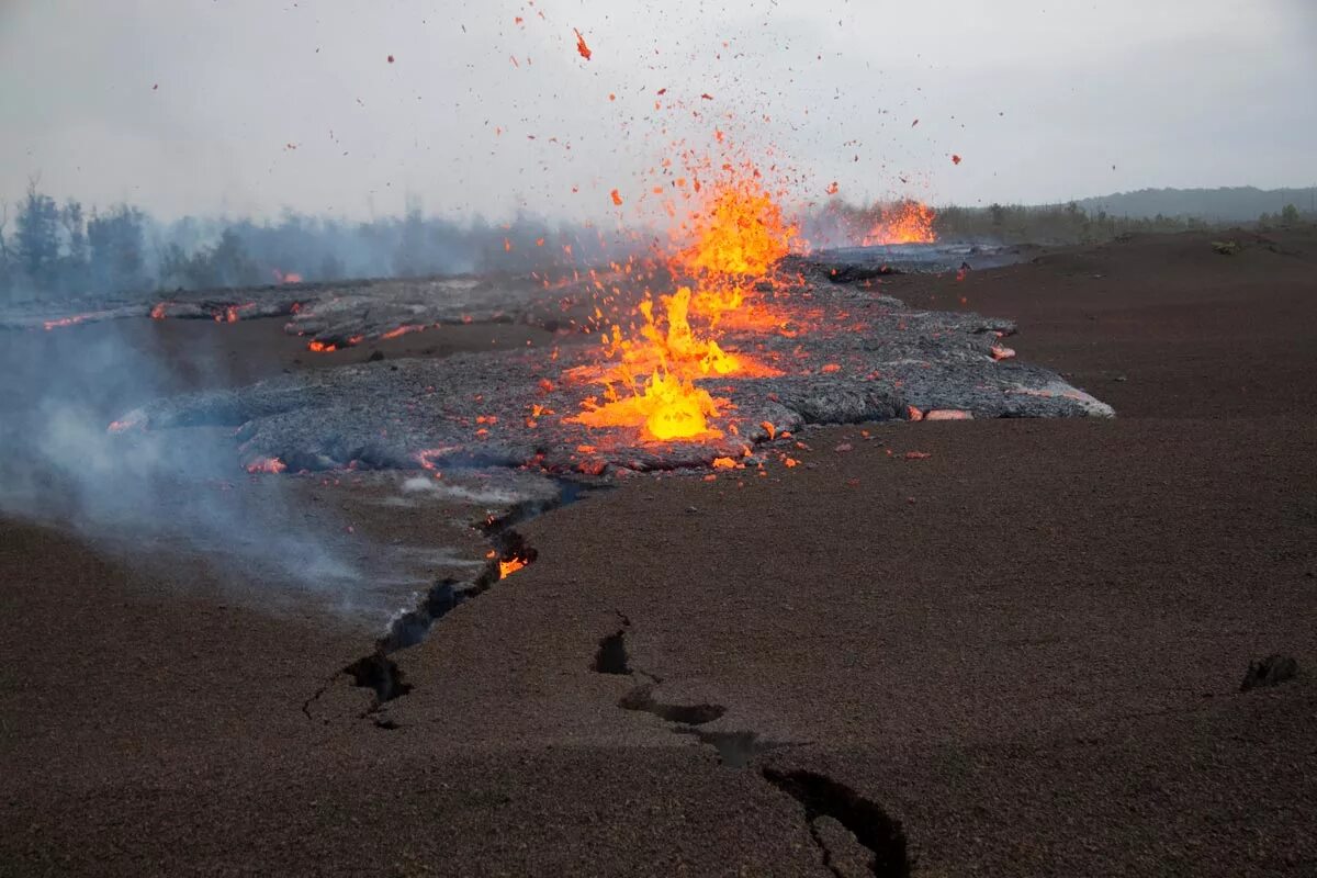 Землетрясение извержение. Килауэа на Гавайских островах. Гавайи вулкан Килауэа 2023. Вулканические землетрясения. Трещинные вулканы.