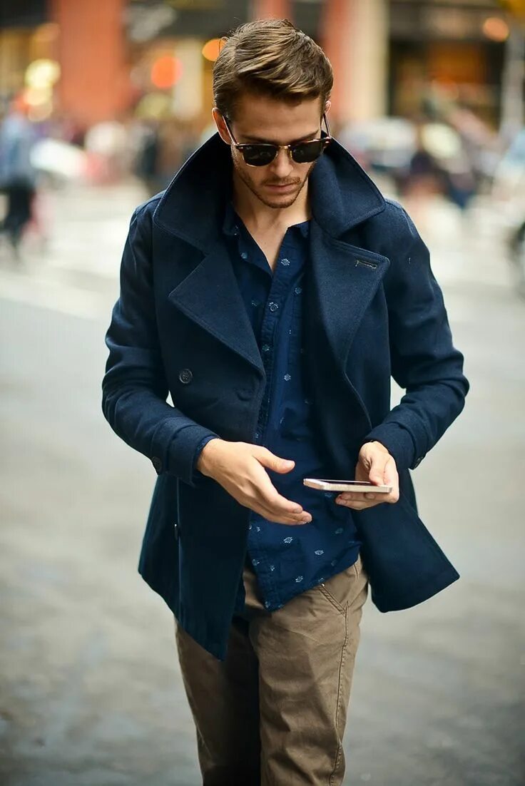 Стильный молодой парень. Стильная мужская одежда. Стильный мужчина. Стильный парень в пальто. Модный парень.