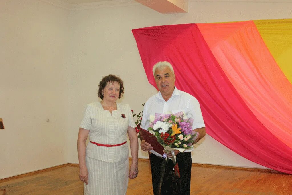 Рассказ о памятнике. Александровская жизнь. Газета александровская жизнь. Акция блокадный хлеб 27 января. Девушки александровского района.