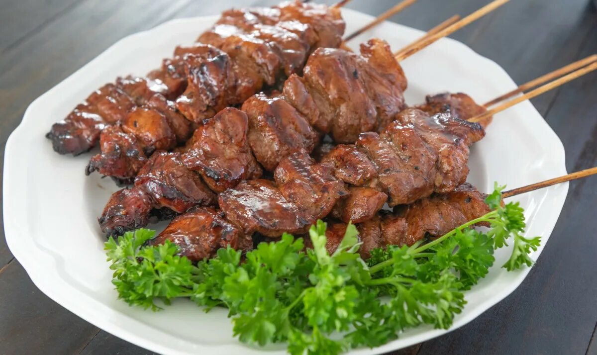 8 кг шашлыка. Мясо для шашлыка. шашлык на темном фоне. лазерсон шашлык из свинины.