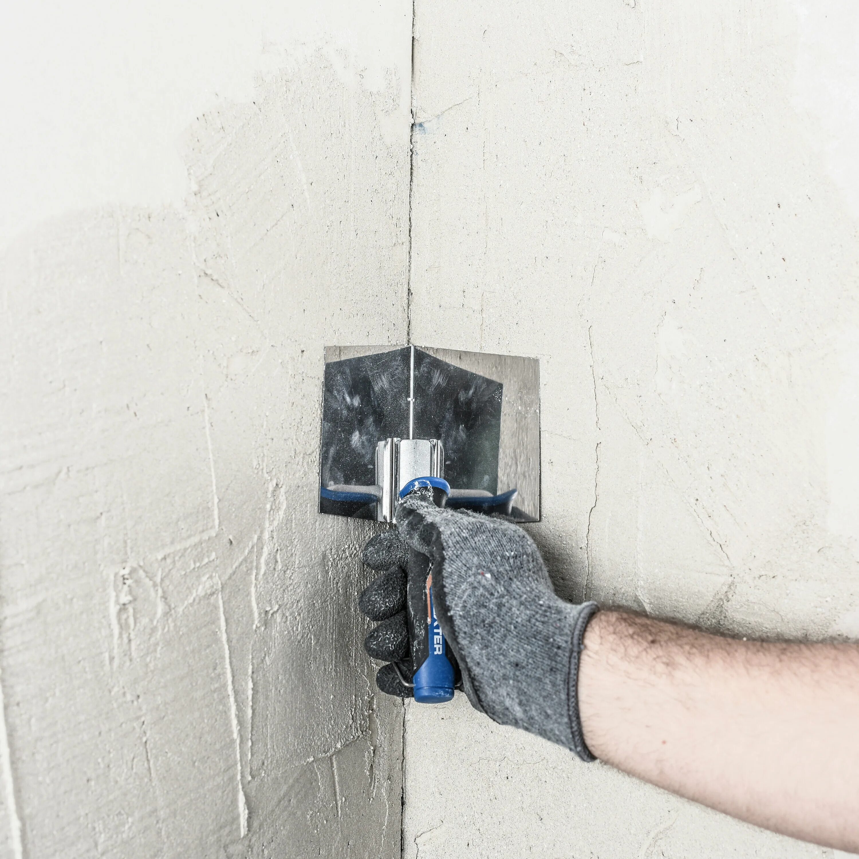 Оштукатуривание внутренних углов. Выравнивание углов стен. Выравнивание внутренних углов стен уголком. Как выровнять углы в квартире. Как выровнять углы в квартире.