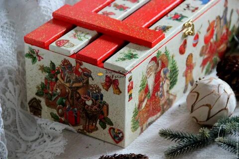 Катя двигает тяжелый ящик с новогодними подарками