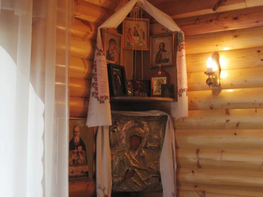 набожник в святой угол. суриков деревенская божница. уголок для икон. красный угол с иконами. старообрядческий красный угол.