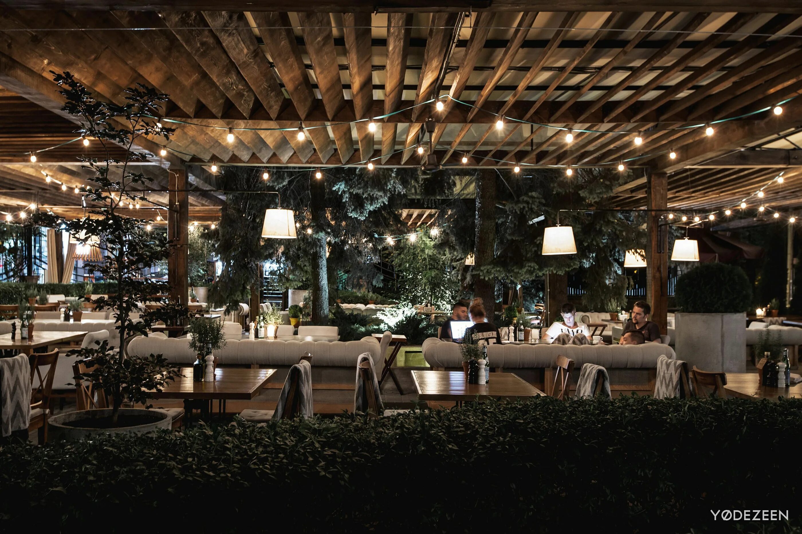 Ресторан на медном озере. Кафе хвоя. Хвоя ресторан. Pine river hotel калужская. Pine river парк калужская область.