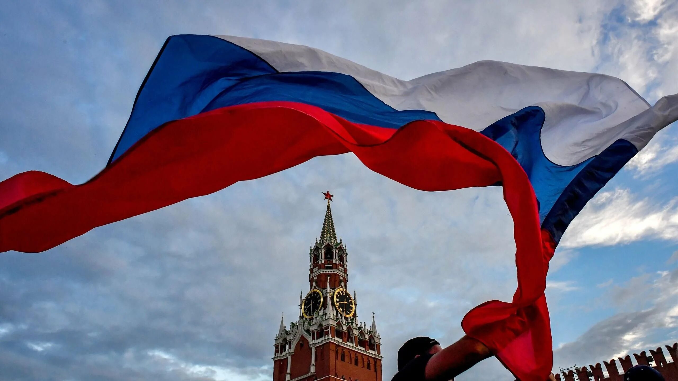 Государственный флаг РФ Триколор. Россия. Современная Россия. Кремль флаг