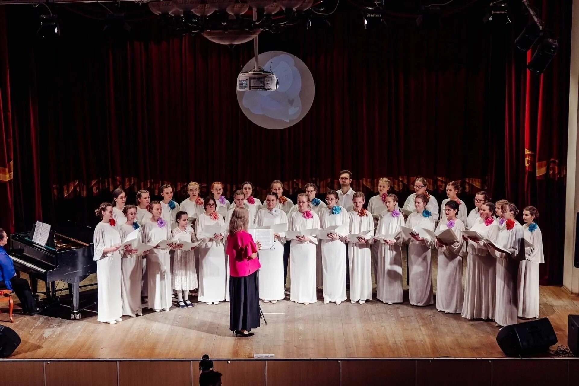 Вокальный ансамбль. Платья для хора. Костюмы для ансамбля. Хор credo петропавловск камчатский. Хор девчата.