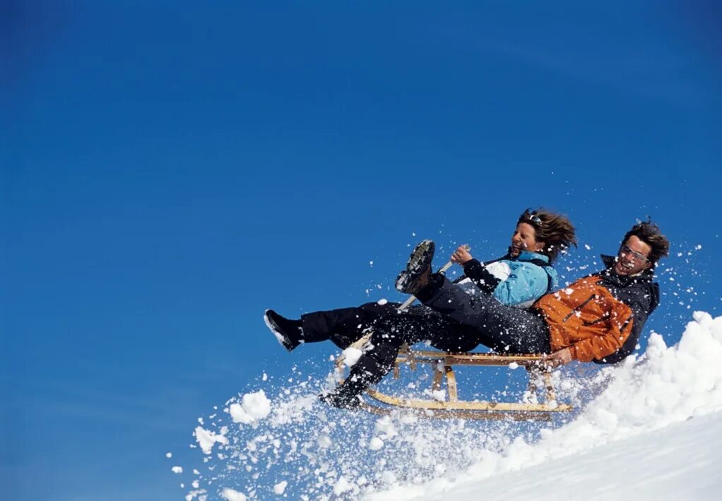 кататься на санках по английски. дети катаются на санках с горы. тюбинг у ривьеры. ролики по снегу.