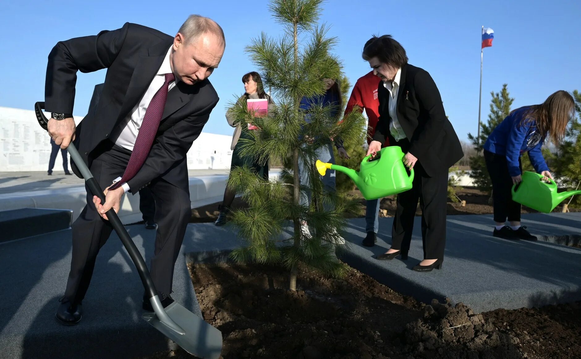 Место приземления Гагарина парк покорителей космоса. Кедр посаженный Путиным.