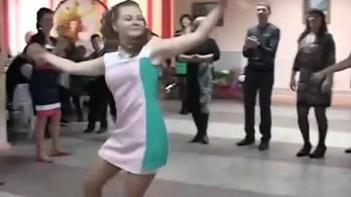 Девушки танцуют лезгинку видео. Русская девушка танцует на свадьбе. Зажигательный танец девушки на свадьбе. Лезгинка на свадьбе. Девушка на свадьбе пляшет.