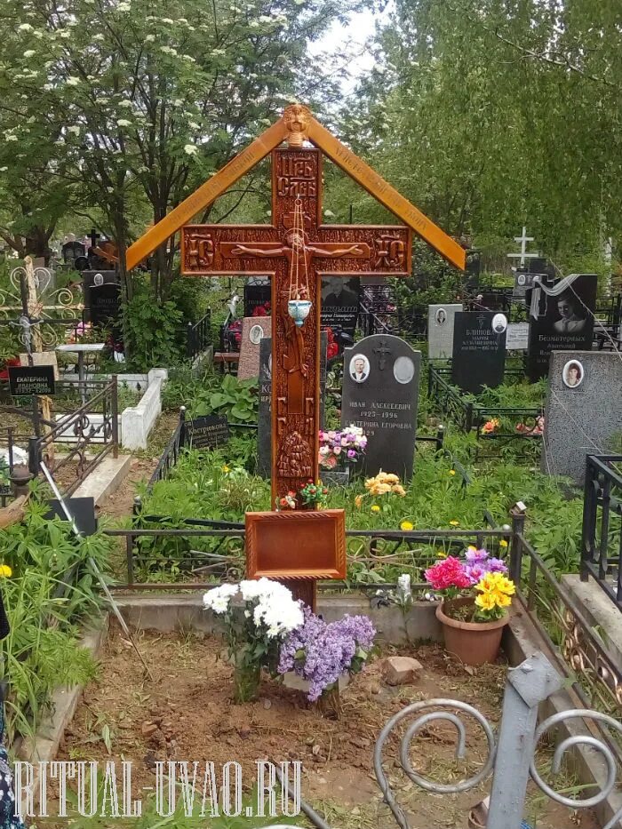 Можно ли менять крест. Могилы старообрядцев. Деревянный крест на могилу. Могилы с крестом на могиле. Оформление могилы с крестом.