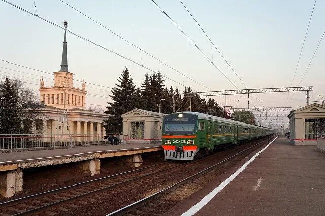 Станция Ленинская Павелецкое направление. Станция Ленинская Домодедово. Вокзал станции Ленинская. Станция горки Ленинские.