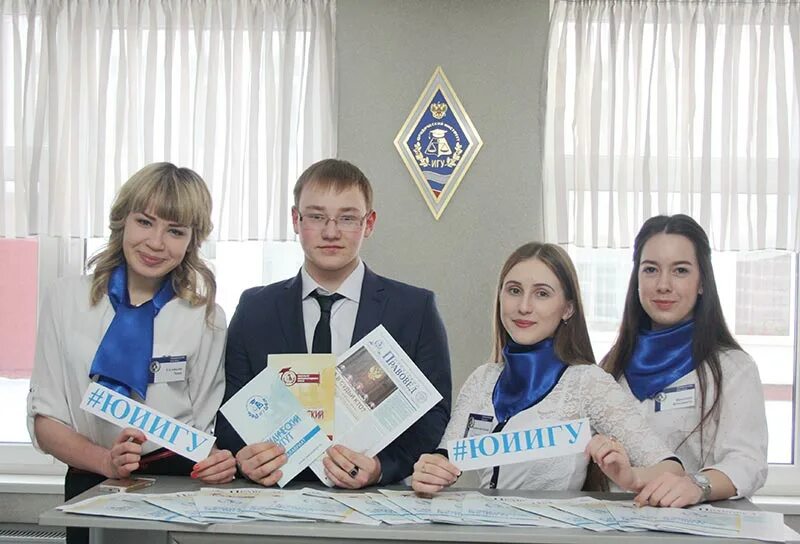 люди голосуют на выборах. академия инк. химфак игу иркутск. игу иркутский государственный университет. игу выборы.