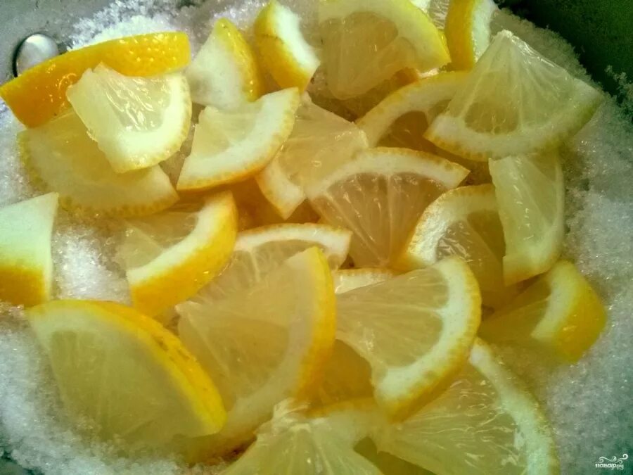 Lemon sugar. Лимон с сахаром. Дольки лимона в сахаре. Лимон на тарелке. Лимонные дольки в сахаре.