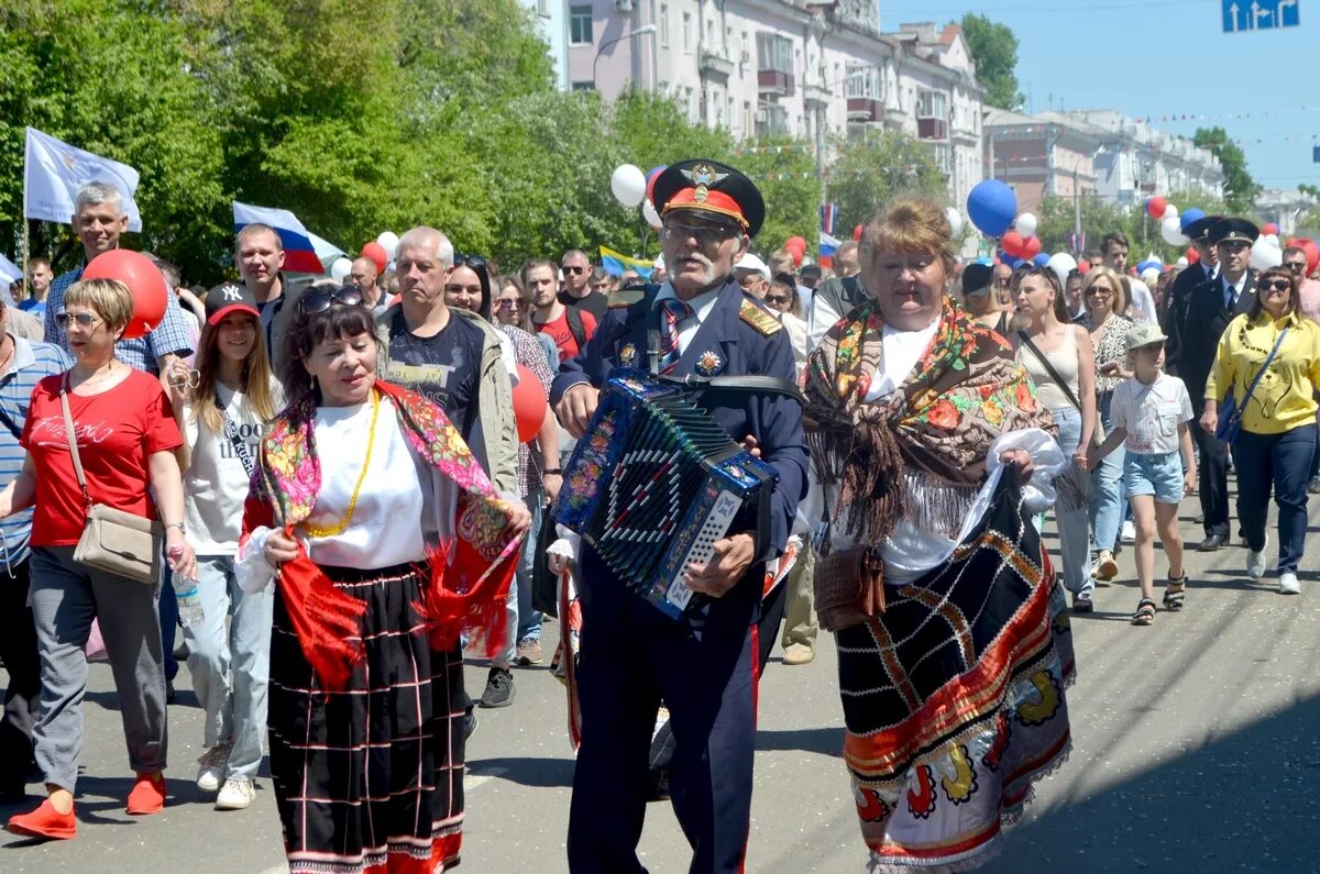 Шествие Комсомольск на Амуре 12 июня 2022. Карнавальное шествие в Комсомольске на Амуре. С днем рождения Комсомольск на Амуре. Празднование в Комсомольске на Амуре.