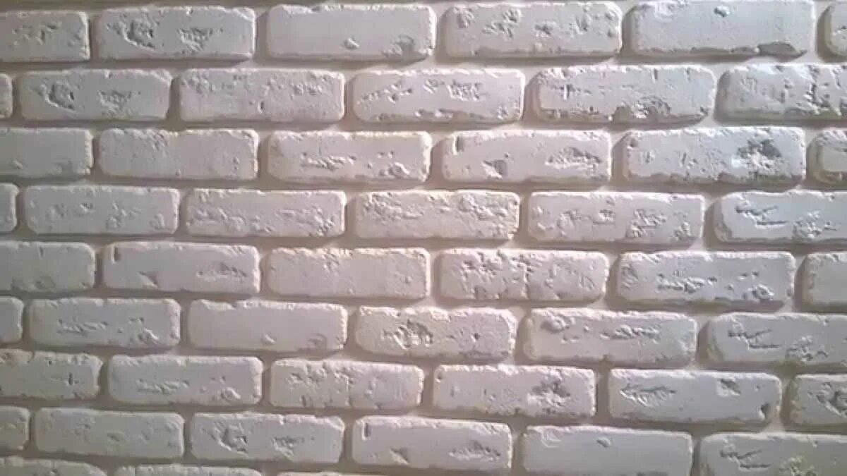 Кирпичики из штукатурки. Кирпич из штукатурки на стене. Декоративный кирпич из штукатурки. Декоративный кирпич из штукатурки. Кирпич из штукатурки на стене.