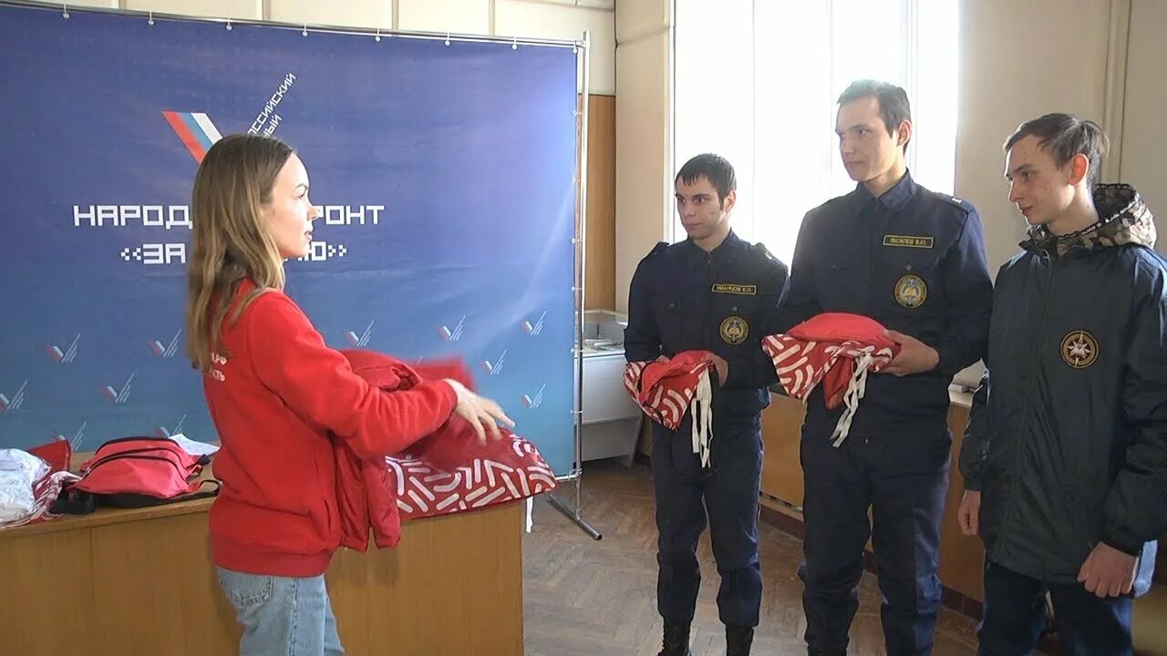 Волонтеры фронту. Волонтеры онф. народный фронт волонтеры. волонтеры онф мариуполь. народный фронт люди волонтеры.