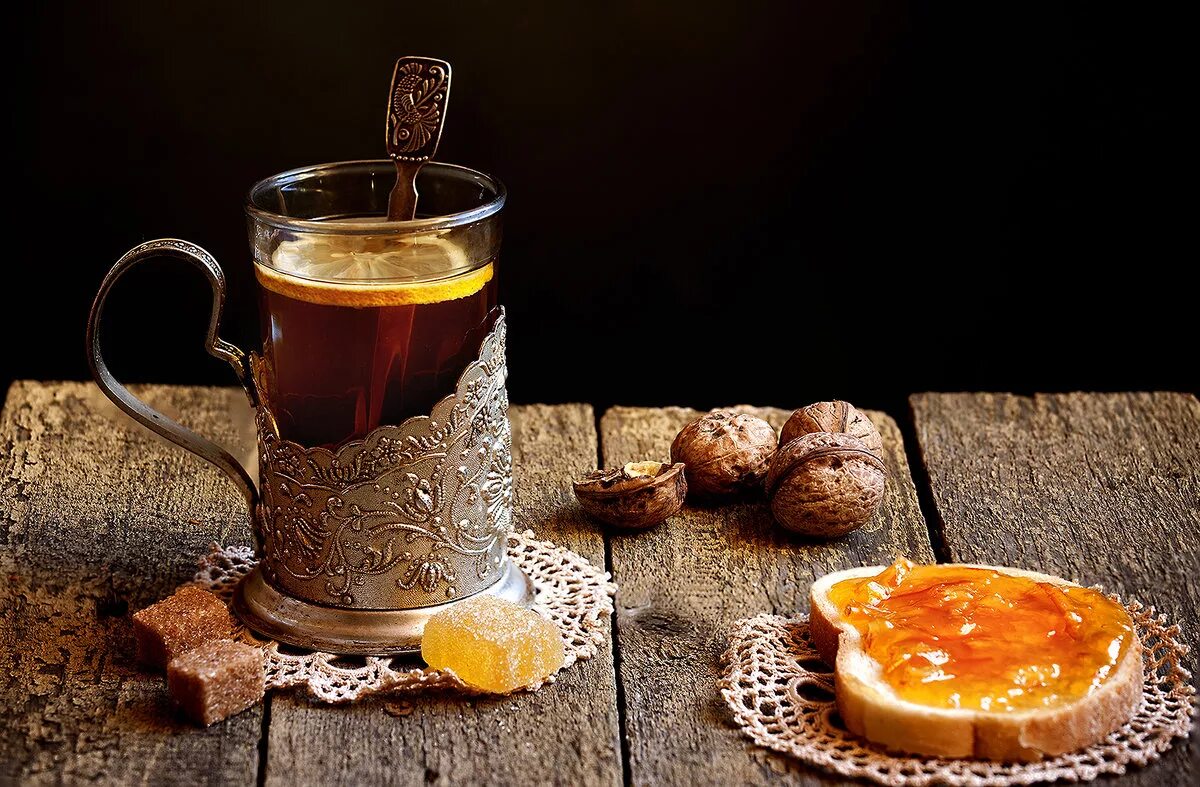 человек завтракает. готовка завтрака. завтрак для девушки. девушка завтракает. продукты которые вызывают сонливость.