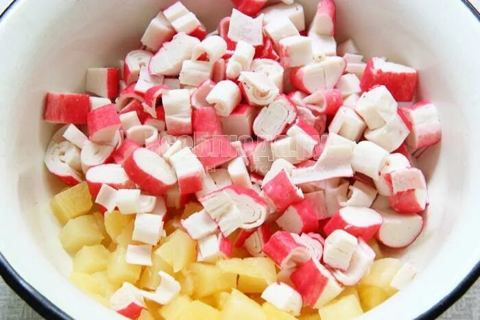 сельдерей крабовые палочки. салат крабовый. салат креветки крабовые палочки яйца. салат из крабовых палочек с яблоком. сельдерей черешковый крабовое мясо яйцо.