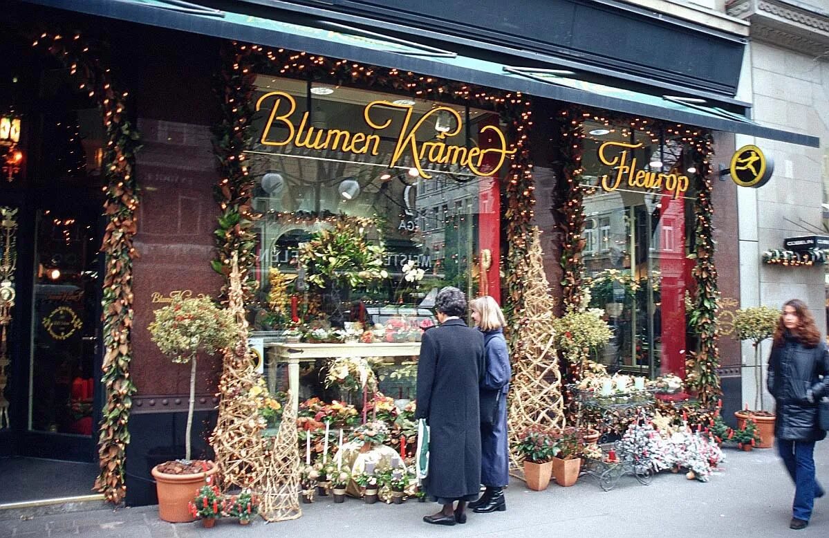 Витрина цветочного магазина. Витрины цветочных магазинов в Европе. Цветочный магазин в Америке. Оформление витрины цветочного магазина.