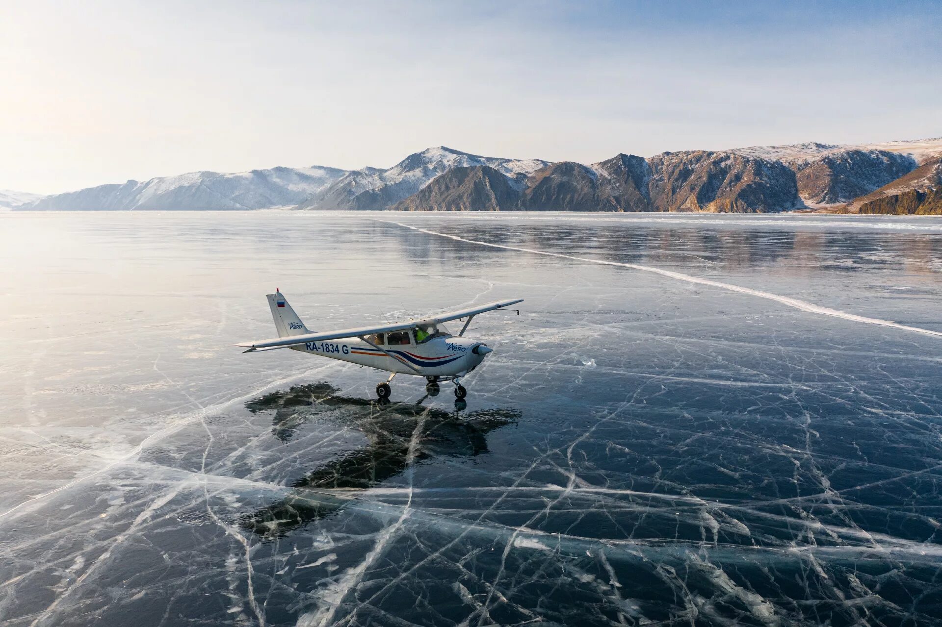 Пролет лед. Гидросамолет на Байкале. Cessna 172 на озере. Зимний Байкал.