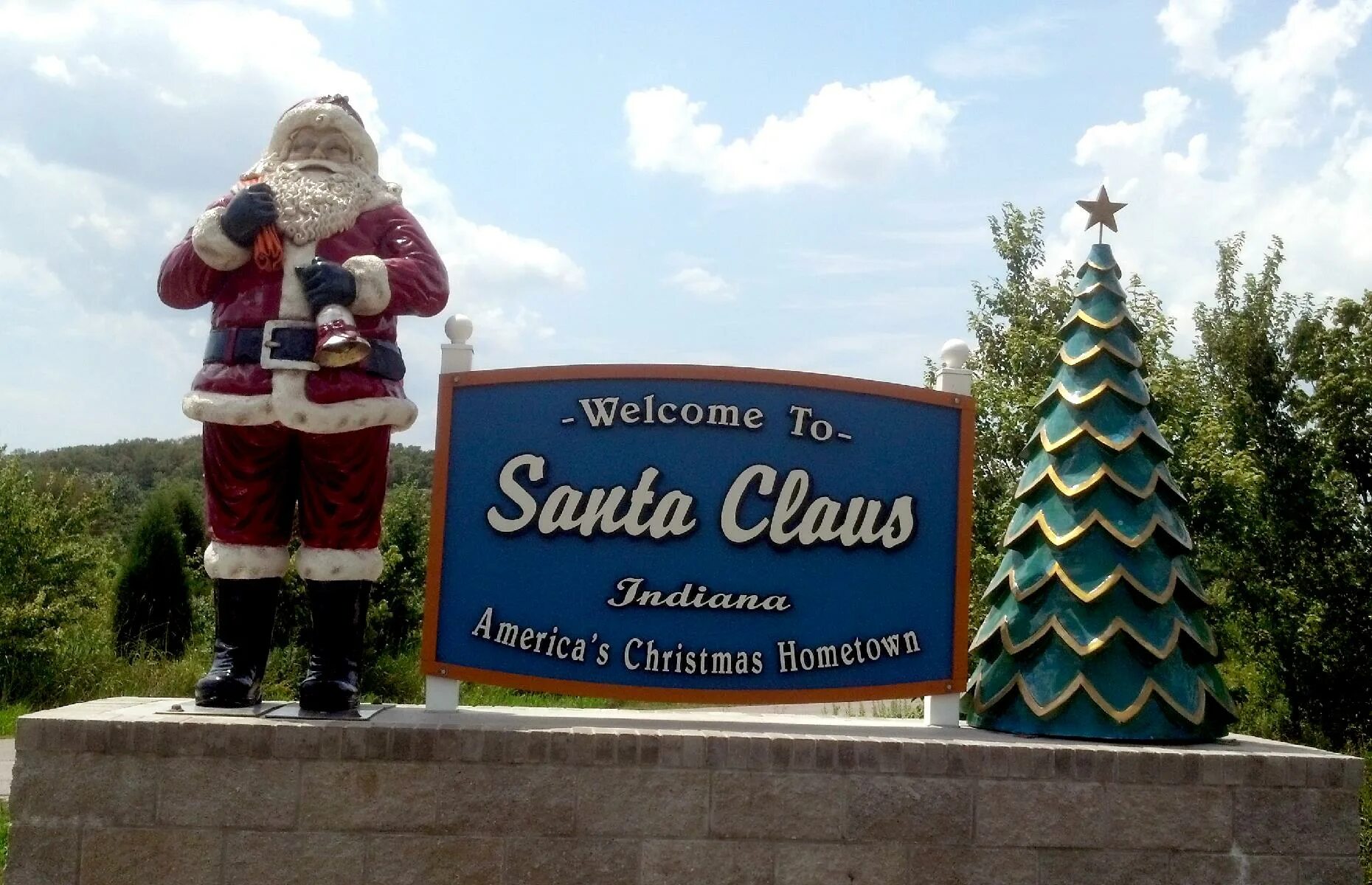 Santa back in town. Янки на службе у санта-клауса. Santa claus, indiana. Дед мороз со спины. Город санта клауса в америке.