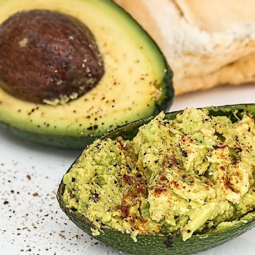 Как правильно есть авокадо для пользы. Какие блюда можно сделать из авокадо. Авокадо ломтиками. Авокадо. Как едят авокадо и с чем.