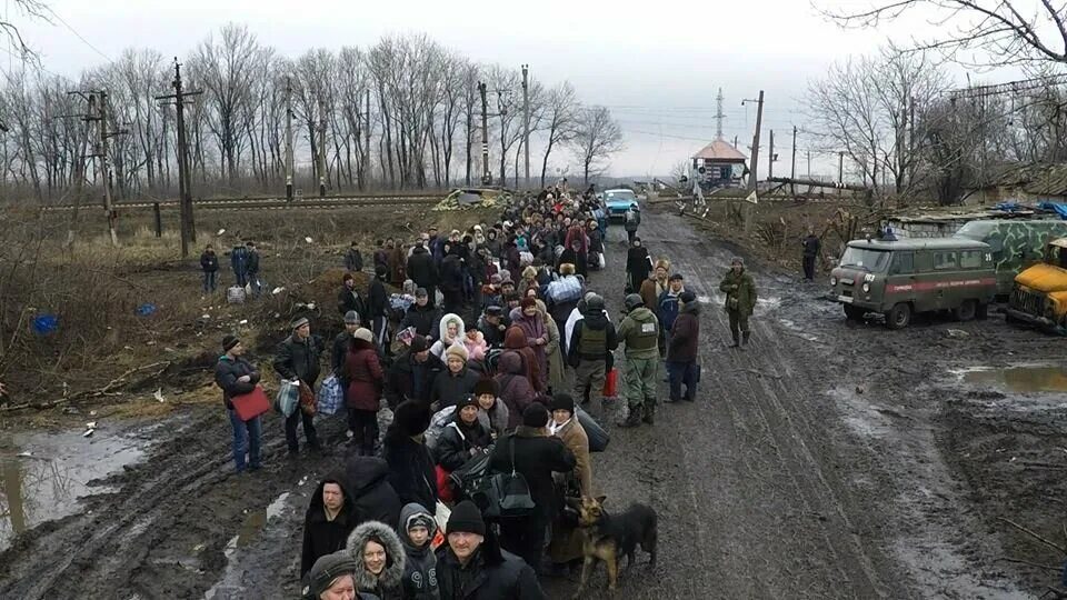 Эвакуация населения Украина. Углегорск 2014. Углегорск 2015. Эвакуация населения днбасааа. Жители харькова покидают город