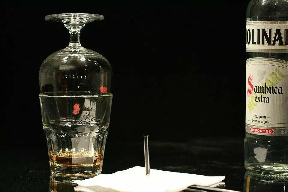 Cocktail alessandro. Скользкий сосочек коктейль. Самбук с тремя начинками фото. Рюмки для самбуки. Самбука коктейль.