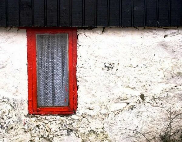 Красное окно. Red window. Красные окна серый фасад. Красный дом с белыми ставнями. Красное окно.
