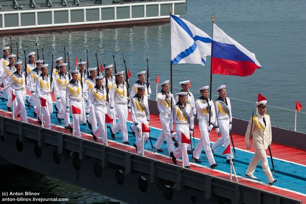 Государственный флаг судна. Военно-морской флот. Флаг на корабле. Корабль с российским флагом. Военный морской флот.