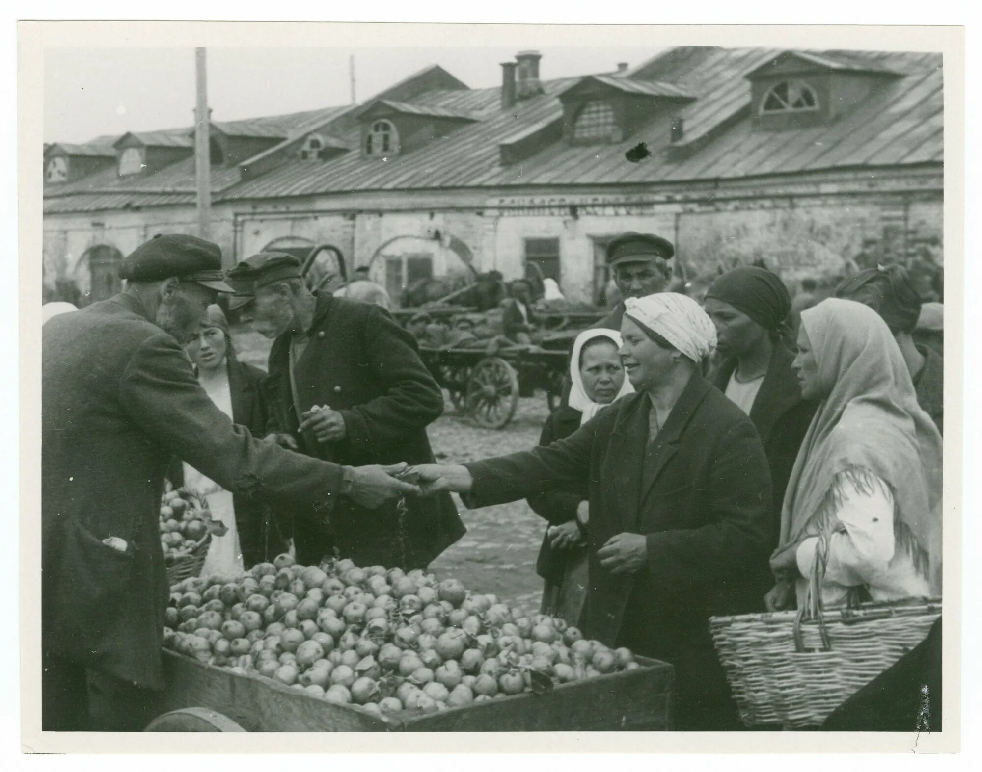 Кооперация в деревне. Колхозный рынок СССР 1930. Рынок в годы войны. Торговля в годы войны. Ярмарка СССР.