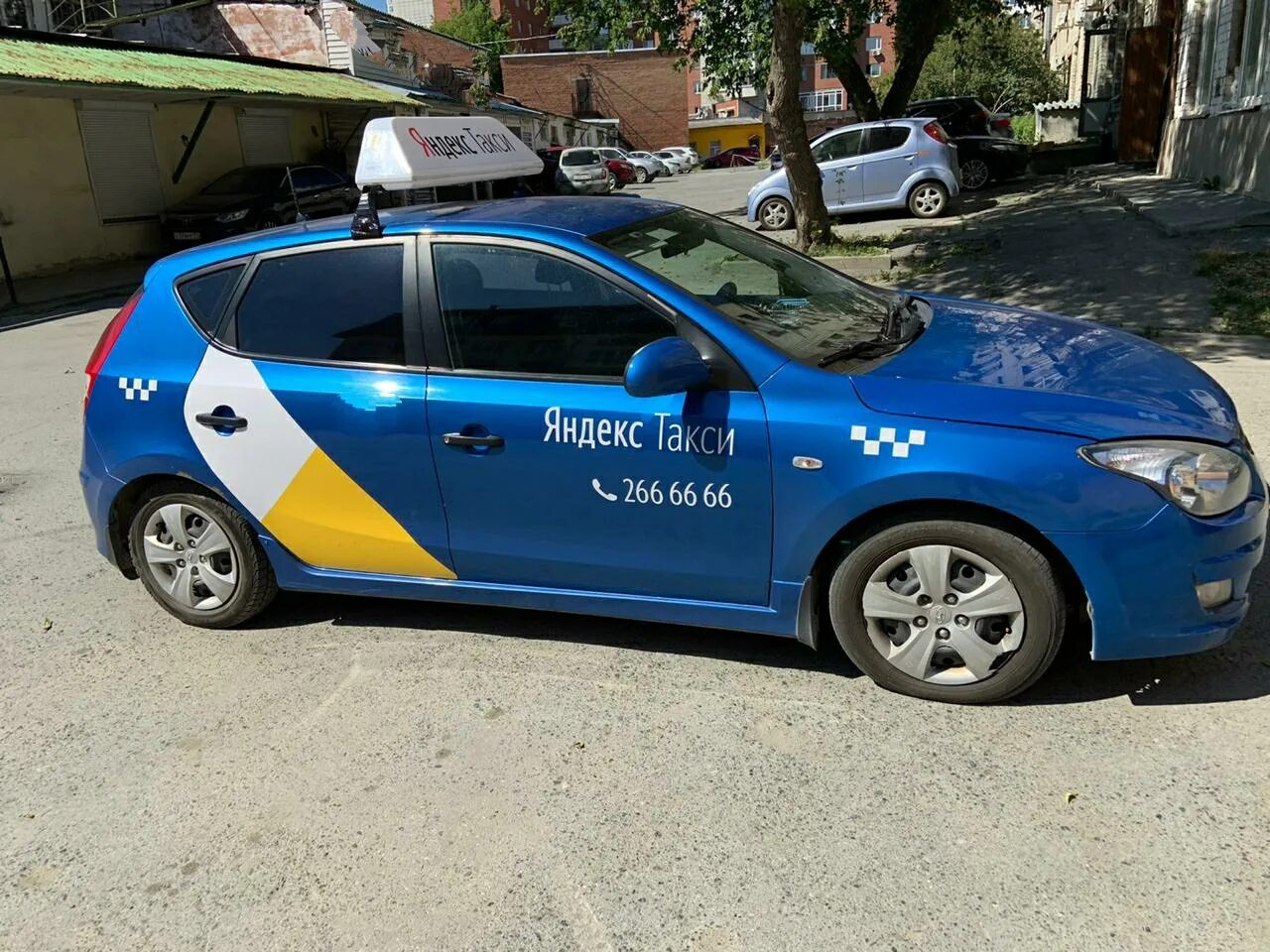 Магнитные наклейки на автомобиль. Магнитное брендирование. Магнитная оклейка под заказ. Магнитные наклейки яндекс. Магнитные наклейки на автомобиль.