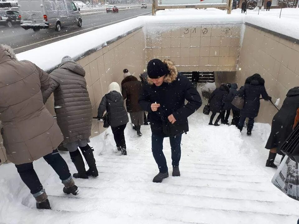 Переход с зимней формы на летнюю. Люди в метро зимой. Люди спускающиеся в подземный переход. Люди в Челябинске зимой. Метро снег.