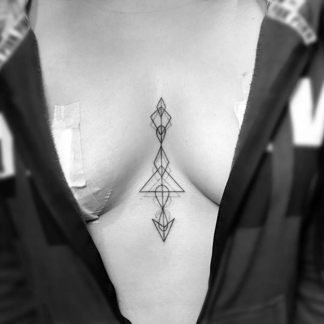 тату под грудью. татуировка между. тату мандала между грудей. тату лотос между грудиной. тату под грудиной у девушек.