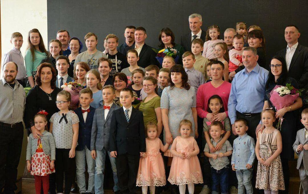 Многодетная семья в кузбассе. Многодетная семья кашутин снежинск. многодетные семьи города ноябрьска. многодетные семьи рязань. многодетная семья кореновска.