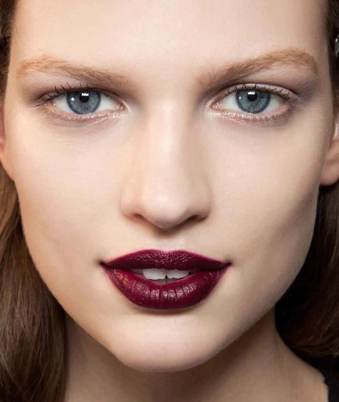 Помада мейбелин темно фиолетовая. Помада цвета бургунди. Maybelline matte фиолетовая помада. Помада бургунди бургунди. Макияж с акцентом на губы.