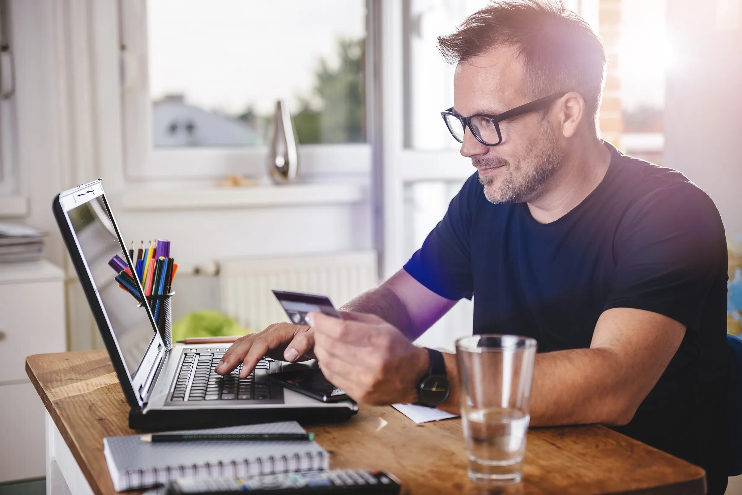 Pay computer. Банковская карта и ноутбук. Банковская карта компьютер. Pay computer. Компьютер и тетрадь.