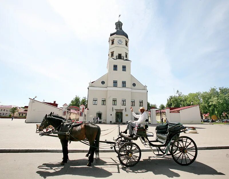 Могилев несвиж. Несвижская ратуша несвиж. несвижский замок ратуша. несвиж ратуша площадь. городская ратуша город несвиж.