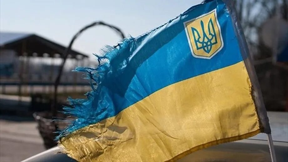 Порванный украинский флаг. Порванный украинский флаг. Разорванный флаг на флагштоке украины. Разорванный флаг украины. Разорвать украинский.