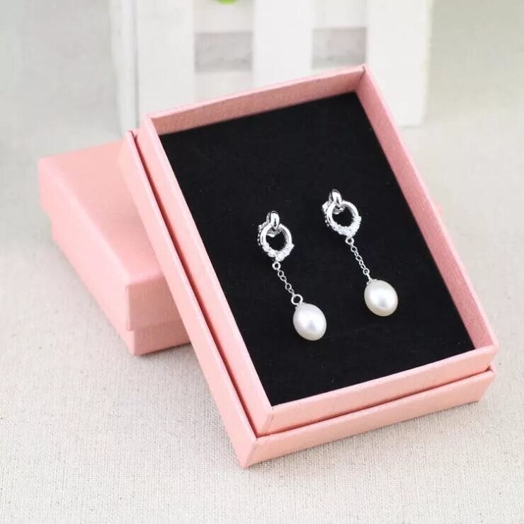 Золотые серьги в коробочке. Серьги золотые в коробке. Серьги в коробочке. Розовые сережки замочки. Серьги в коробочке подарок.