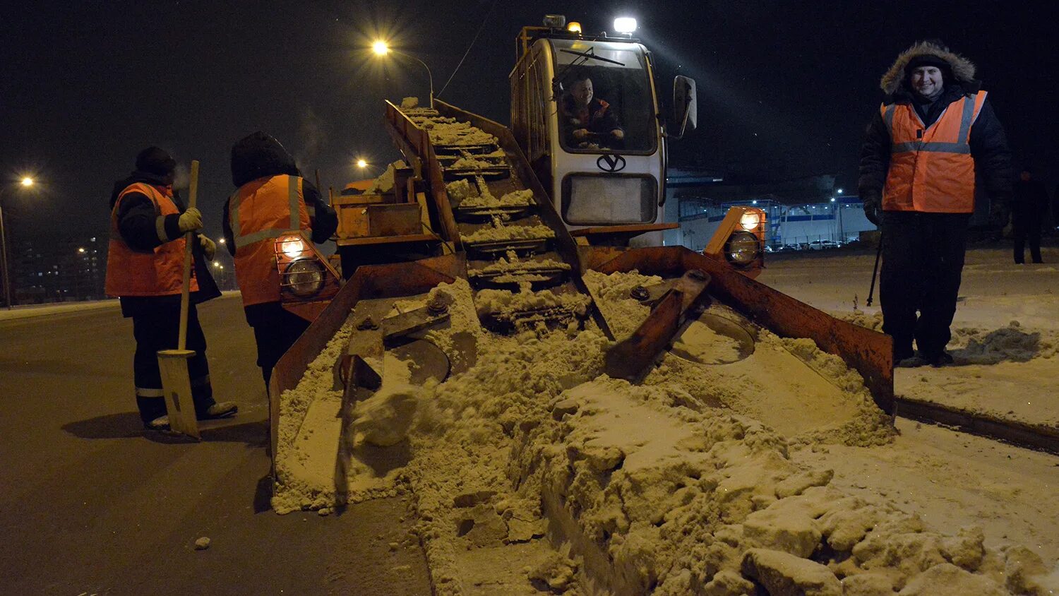 Город омск улица эуштинская. Уборка омск снегопад. Дорожник. Водоснабжение города. Кладбище спецтехники в омске.