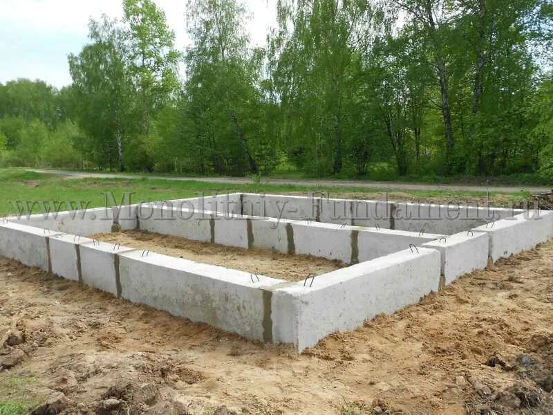 Сборные фундаментные блоки фбс. Фундамент под блоки фбс. Фундаментные блоки ленточный. Фундамент ленточный блок 2 метра. Ленточный фундамент с блоками фбс.