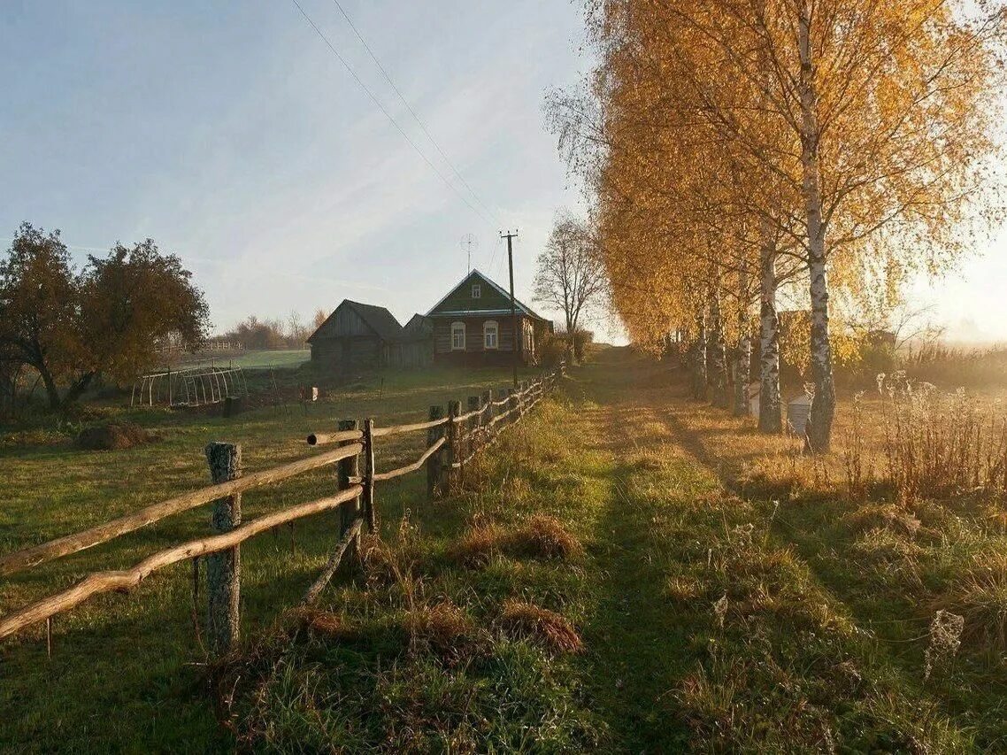 У околицы грязи. Деревня изба река береза. Сельский пейзаж. Лето в деревне. Осень в деревне.